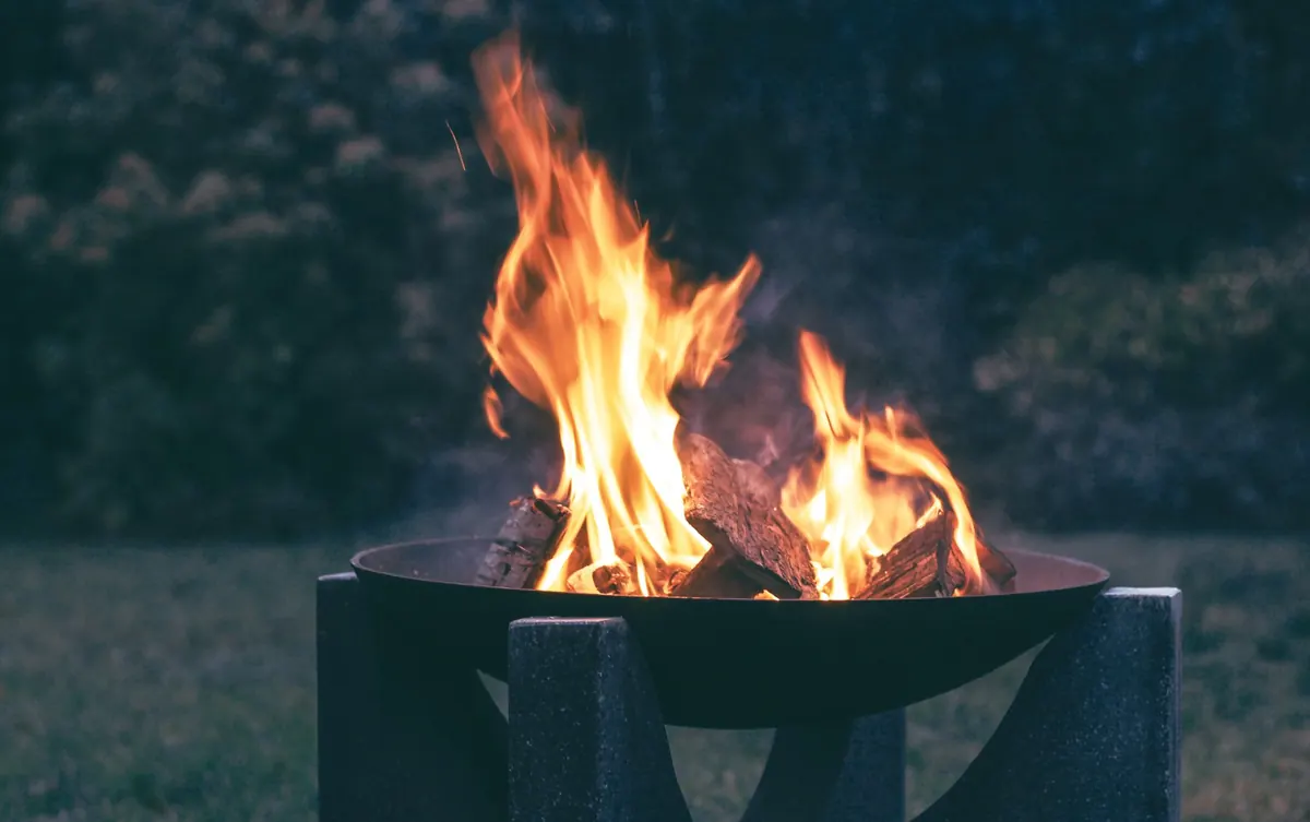 Fire Pit Wood vs Charcoal: Which Fuel Gives Better Outdoor Cooking?